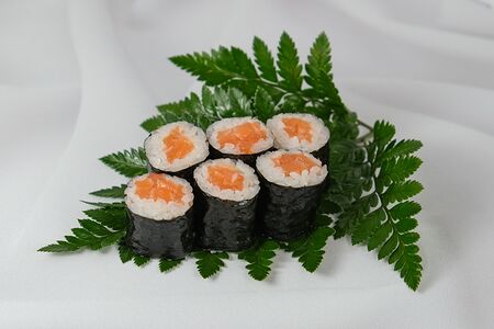 Ролл с лососем