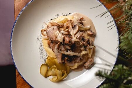 Бефстроганов с пюре и солёным огурцом