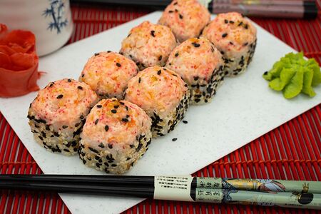 Запеченный ролл с креветкой спайси