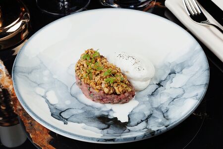 Тартар из ягнёнка с муссом из копченого сыра