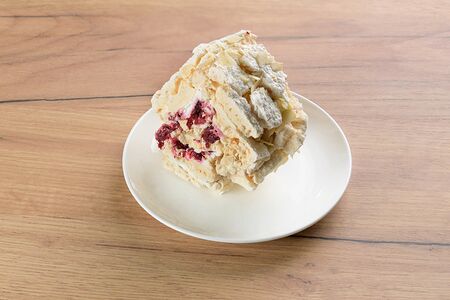 Меренговый рулет малиновый