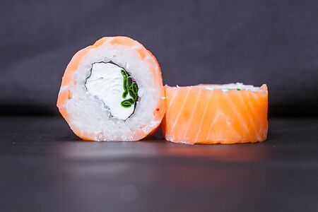 Ролл Филадельфия с луком