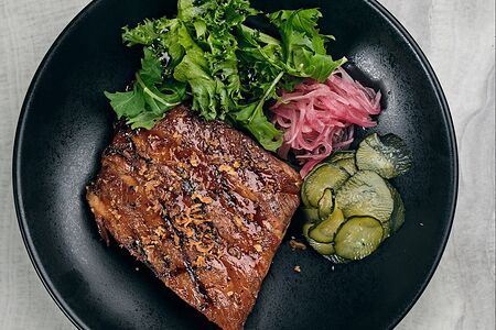 Свиные рёбра с маринованными огурцами и миксом салатов