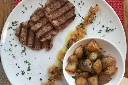 Мини-отбивные из cвинoй вырезки