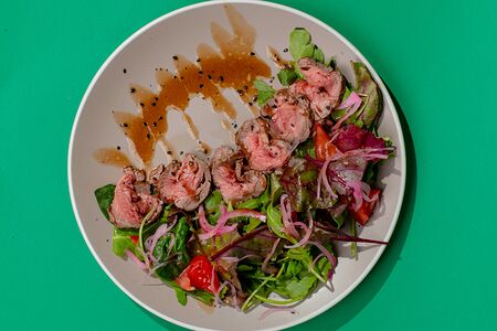 Салат с ростбифом и гранатовым дрессингом