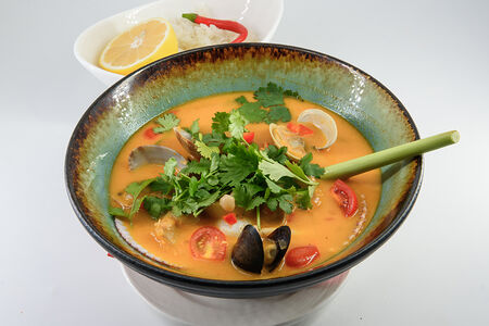 Том ям с морепродуктами