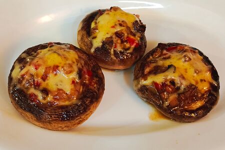 Запечённые фаршированные шампиньоны