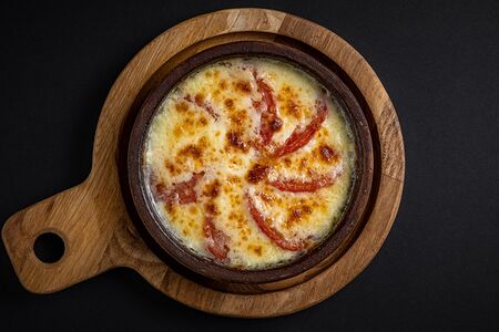 Сулугуни запечённый с томатами