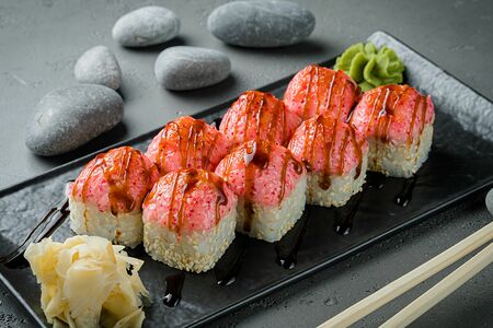 Запеченный ролл с креветкой и авокадо