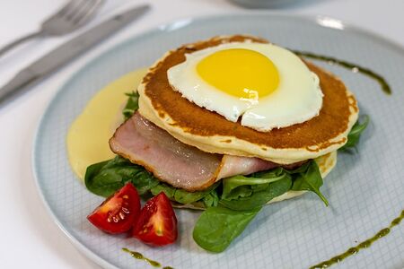 Панкейки с беконом и глазуньей