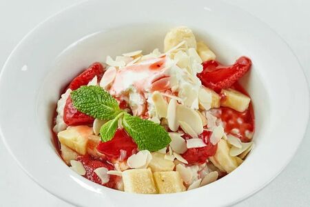 Каша с клубникой и бананом