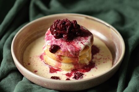 Оладьи из домашнего мацони с английским соусом