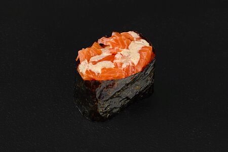 Спайси суши с лососем