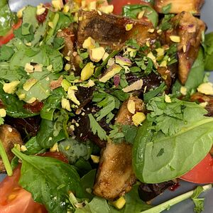 Хрустящие баклажаны с томатами и фисташкой