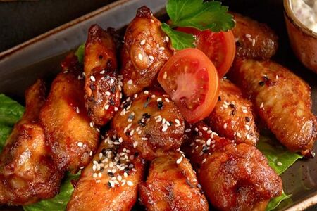 Крылья куриные в кляре и соус