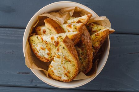 Гренки белые с чесноком