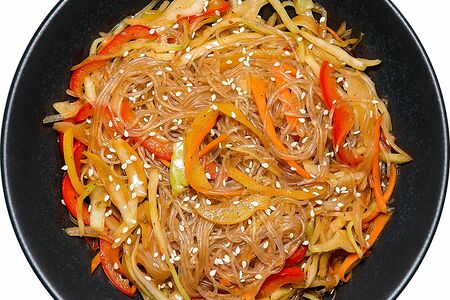 Фунчоза с овощами в остром соусе