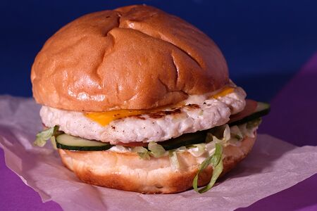 Бургер с рубленой индейкой и соусом пармезан