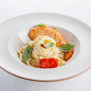 Феттуччине с лососем в сливочном соусе песто