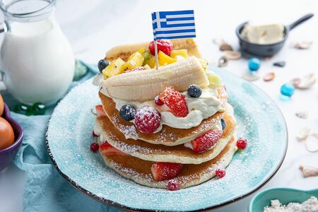 Панкейки со свежими фруктами и греческим йогуртом
