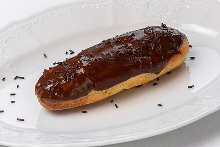 Эклер шоколадный