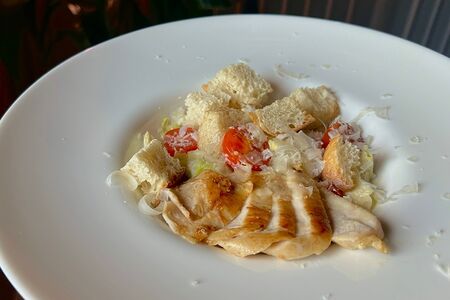 Салат Цезарь с цыпленком су-вид