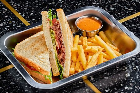 Клаб сендвич с тунцом и гуакамоле