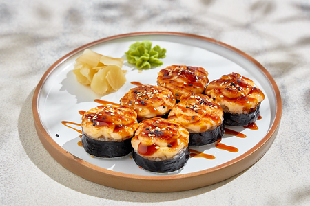 Запеченный ролл с лососем в сырном соусе