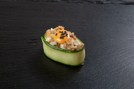 Угорь спайс в огурце суши