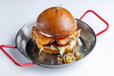 Бургер с куриным бедром