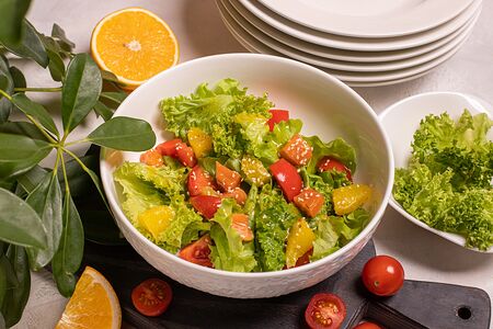 Грин салат с лососем домашнего копчения