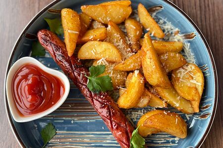 Колбаски гриль с картофелем айдахо