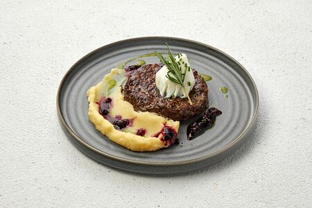 Бифштекс из лося и кабана