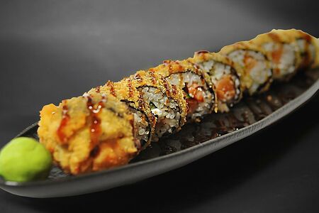 Теплый ролл с лососем