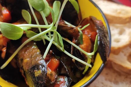 Мидии в томатном соусе