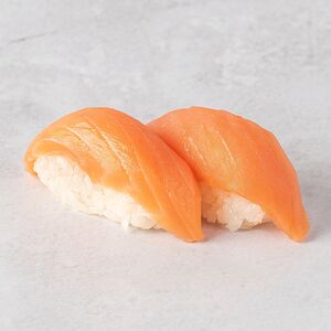 Нигири с копченым лососем