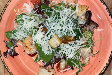 Салат Цезарь с копченой уткой