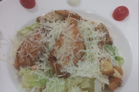 Салат Цезарь с курицей