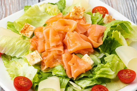 Салат Цезарь с лососем