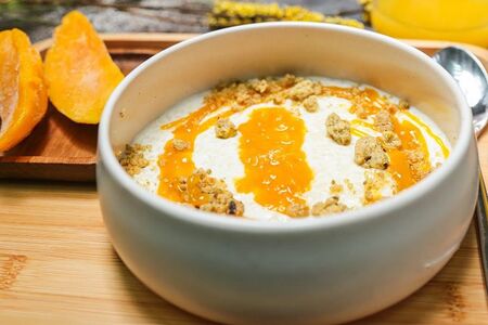 Рисовая каша с манго и штрейзелем на кокосовом молоке