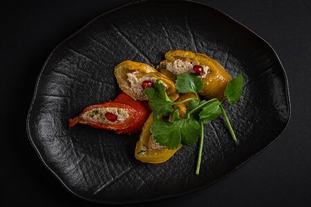 Рулетики из болгарского перца с орехами