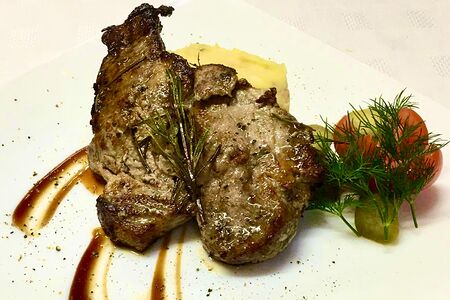 Стейк из свиной шеи с горчичным пюре