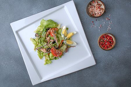 Салат с тунцом и маслинами