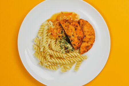Котлета из куриного филе с макаронами