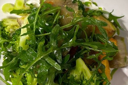 Салат с печеными овощами и страчателой