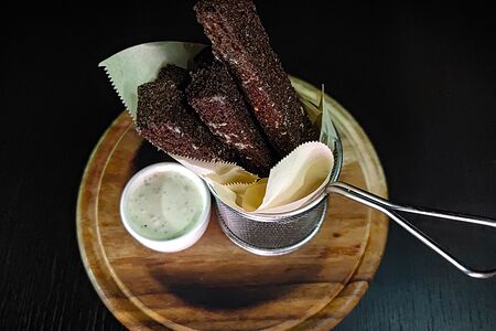 Чесночные гренки из бородинского хлеба