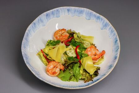 Салат с тигровыми креветками и манго