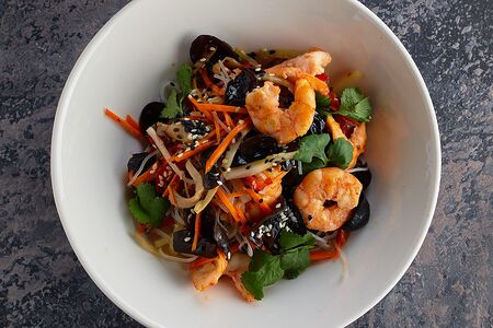 Азиатский салат с креветками и древесными грибами