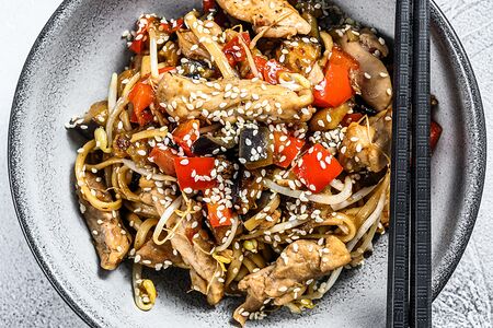 Лапша удон с курицей и овощами