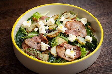 Салат с картофелем, сыром фета и беконом